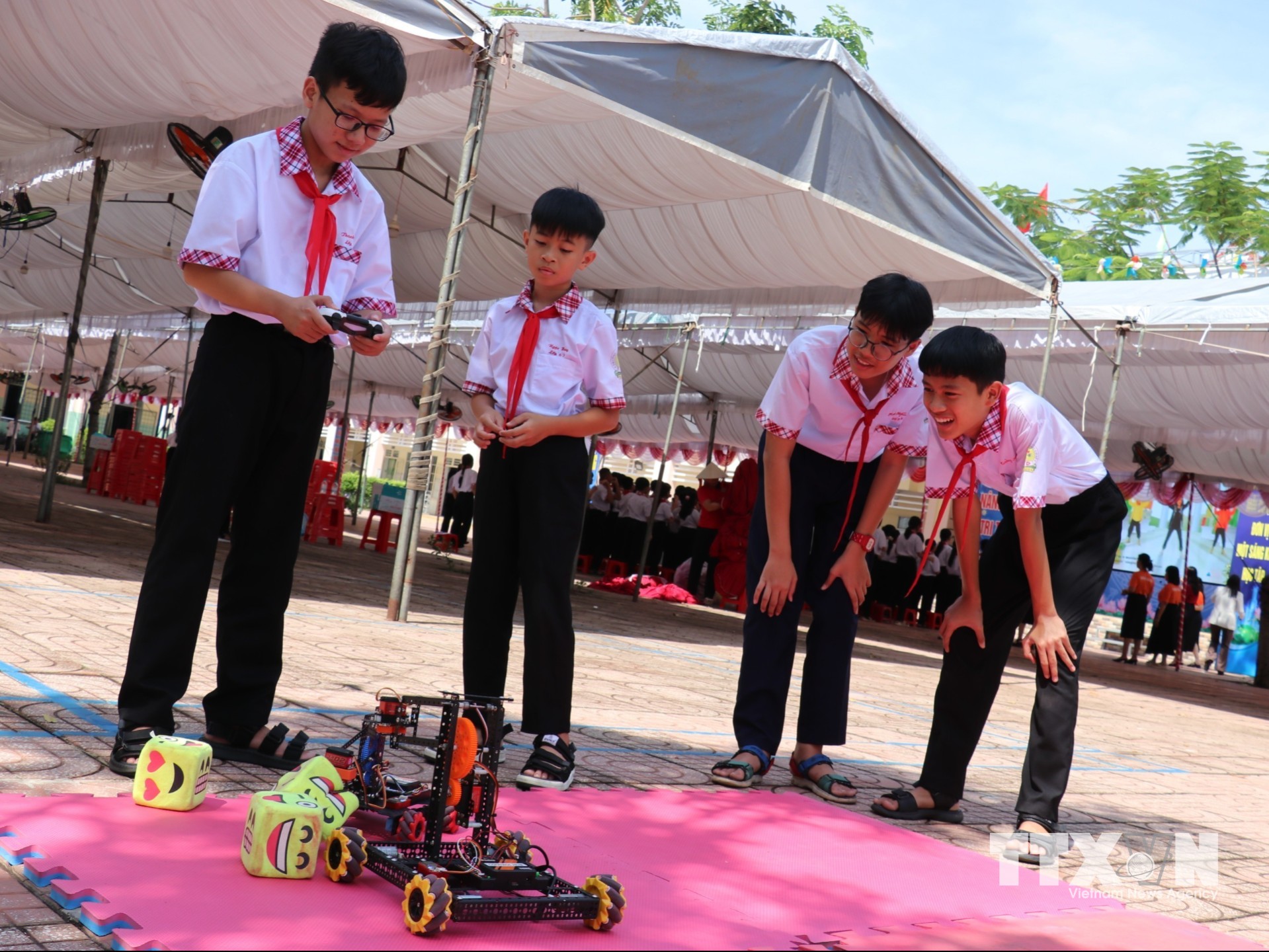 Sự đồng bộ từ hạ tầng công nghệ đến tư duy đổi mới của nhà trường và phụ huynh hứa hẹn sẽ tạo nên bước đột phá toàn diện, nâng cao chất lượng nguồn nhân lực. (Ảnh: K GỬIH/TTXVN)